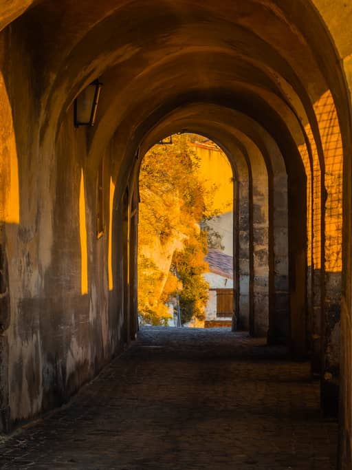 Plan de campagne manège ruelle vide avant pose de carrousel pennes mirabeau Bouches-du-Rhône
